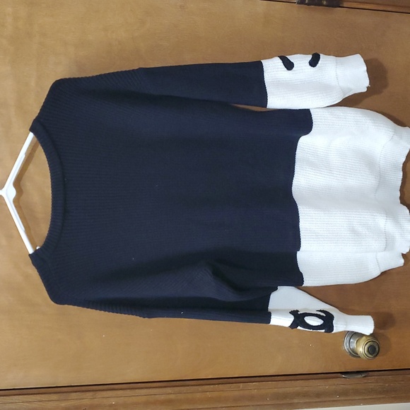 Chanel Black And White Logo sweater - Picture 8 of 8